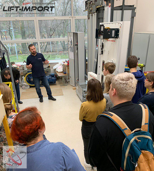 Исаев Артем и школьники