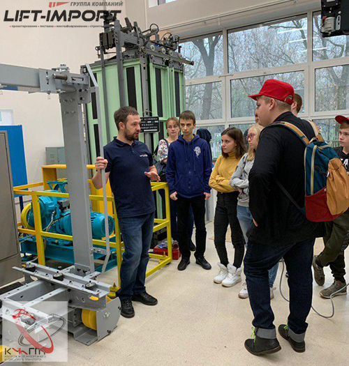 Исаев Артем и школьники